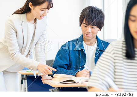 勉強する塾の生徒と講師　撮影協力：中央工学校附属日本語学校 73392763