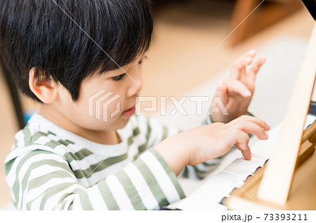 ピアノを練習する男の子 ピアノを練習する男の子 73393211