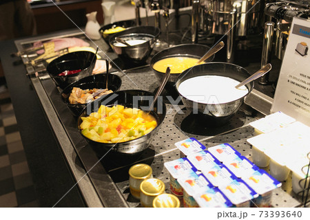 ホテルの朝食 ビュッフェ ホテルの朝食 ビュッフェ 73393640