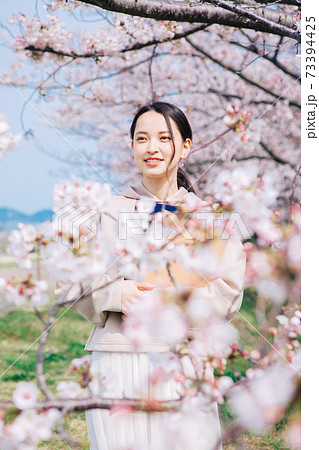 桜と女子大生 73394425