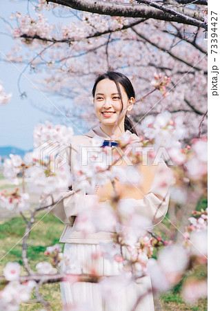 桜と女子大生 73394427