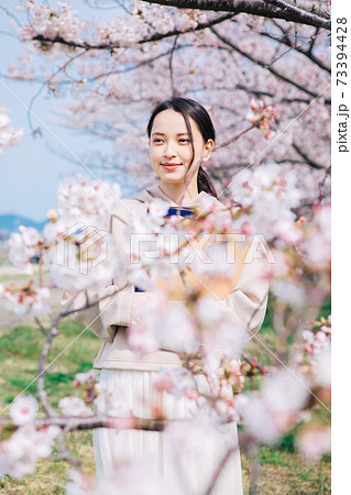 桜と女子大生 桜と女子大生 73394428