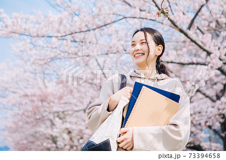 桜と大学生 73394658