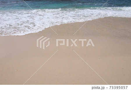 綺麗な砂浜と波 73395057