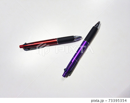 古い赤いボディのボールペンと新しい紫色のボディのボールペン 73395354
