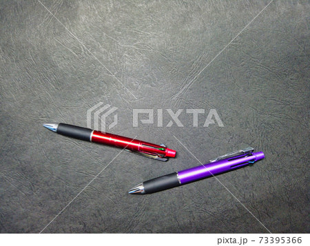 古い赤いボディのボールペンと新しい紫色のボディのボールペン 古い赤いボディのボールペンと新しい紫色のボディのボールペン 73395366
