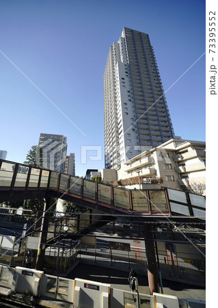 日本の東京都市景観　代官山駅やタワーマンションなどを望む 73395552