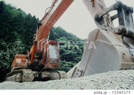 砂利山の上にあるショベルカー 砂利山の上にあるショベルカー 73395575