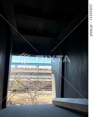 火の見櫓の小窓から覗く荒川とスカイツリー 冬の景色 火の見櫓の小窓から覗く荒川とスカイツリー 冬の景色 73395847