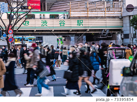 日本の東京都市景観 緊急事態宣言。東京の感染者数2447人過去最多。渋谷は脅威の人出＝1月7日 73395854