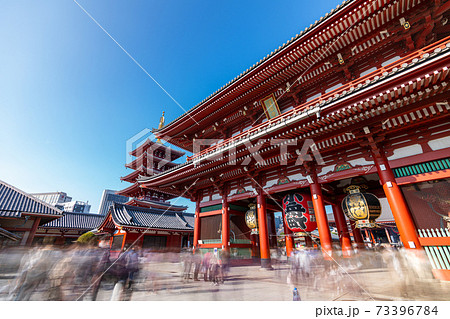 浅草 浅草寺 お寺 参拝 お参り 祈祷 提灯 昼 寺 境内 おみくじ 初詣 午前 晴れ 晴天 青空の写真素材