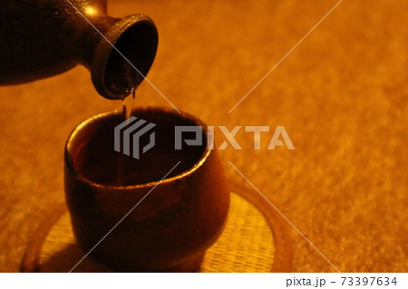 備前焼の徳利とおちょこ 73397634