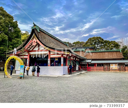 愛知県津島市の津島神社の拝殿で初詣の参拝 73399357