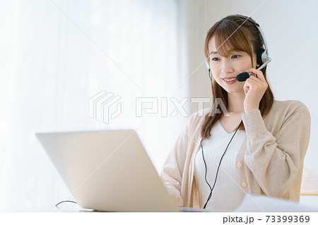 在宅勤務の電話オペレーターやテレワークする女性のイメージの写真素材