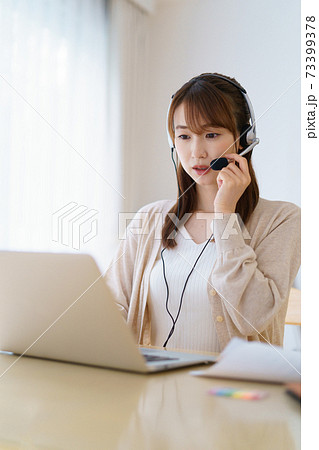 在宅勤務の電話オペレーターやテレワークする女性のイメージの写真素材