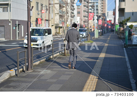 通勤　急ぐ人 73403100