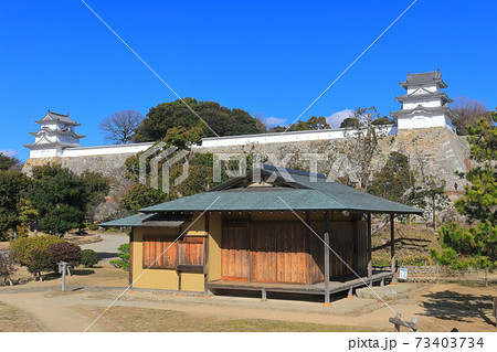 【兵庫県】晴天下の明石城（坤櫓と巽櫓） 73403734
