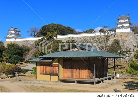 【兵庫県】晴天下の明石城（坤櫓と巽櫓） 73403735