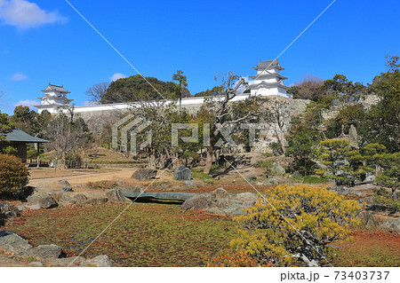 【兵庫県】晴天下の明石城（坤櫓と巽櫓） 73403737