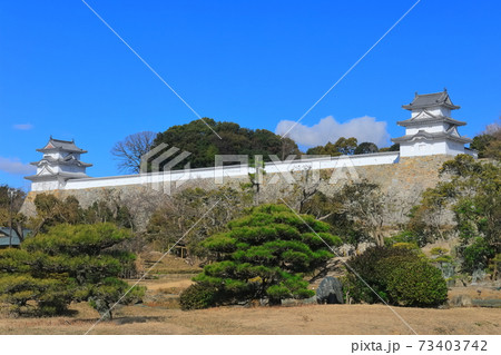 【兵庫県】晴天下の明石城（坤櫓と巽櫓） 73403742