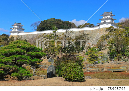 【兵庫県】晴天下の明石城（坤櫓と巽櫓） 73403745