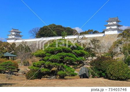 【兵庫県】晴天下の明石城（坤櫓と巽櫓） 73403746