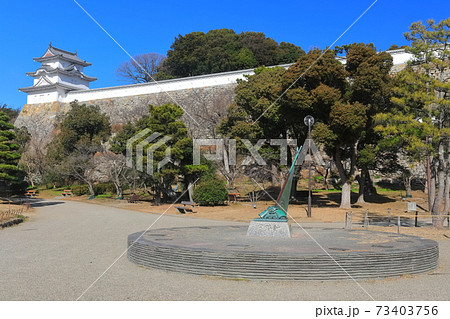 【兵庫県】晴天下の明石城（坤櫓） 73403756