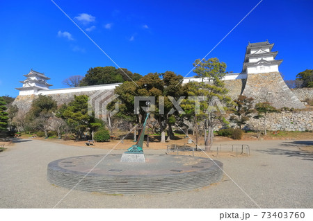 【兵庫県】晴天下の明石城（坤櫓と巽櫓） 73403760