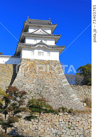 【兵庫県】晴天下の明石城（巽櫓） 73403765