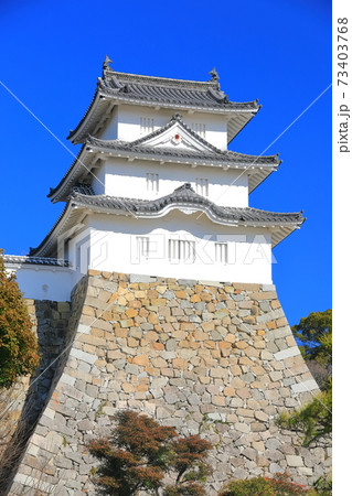 【兵庫県】晴天下の明石城（巽櫓） 73403768