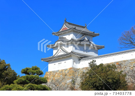 【兵庫県】晴天下の明石城（坤櫓） 73403778