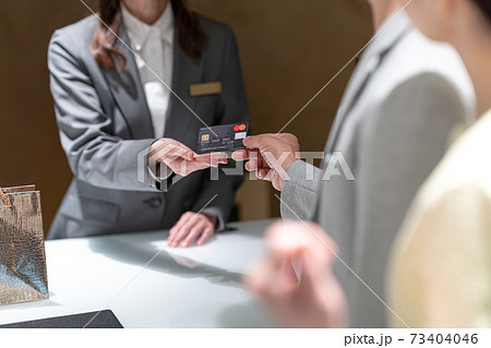 レジで会計するミドル夫婦　撮影協力：g GIFT AND LIFESTYLE 73404046