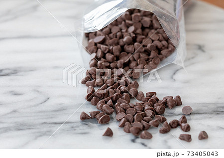 袋から出して大理石に散りばめたチョコレートチップ 袋から出して大理石に散りばめたチョコレートチップ 73405043