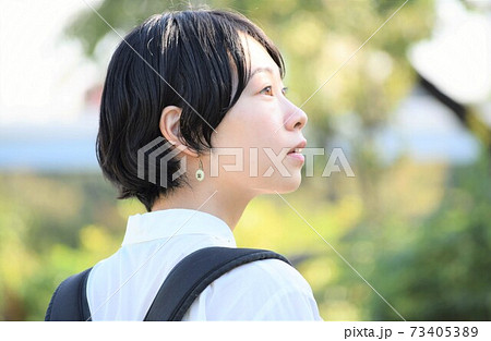 ショートヘアの若い日本人女性の綺麗な横顔の写真素材