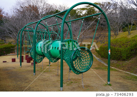 公園の遊具 73406293