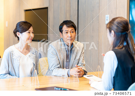 ショールームで相談するミドル夫婦　撮影協力：g GIFT AND LIFESTYLE 73406571