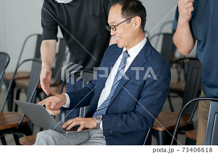 教え子に慕われる大学教授 73406618