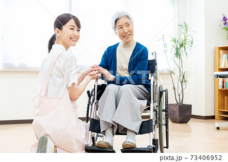 介護　シニア　女性　病院　ヘルパー　介護士 73406952