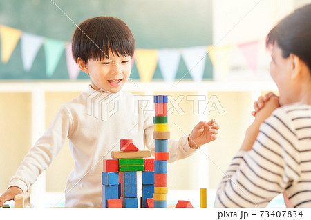 積み木で遊ぶ幼い男の子 73407834