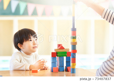積み木で遊ぶ幼い男の子 73407837