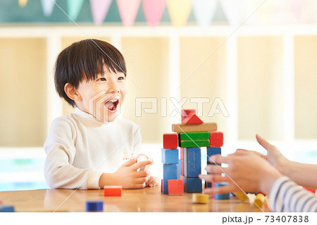 積み木で遊ぶ幼い男の子 73407838