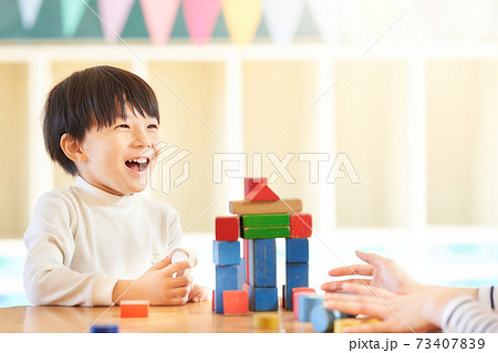 積み木で遊ぶ幼い男の子 73407839