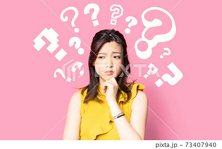 疑問を持つ女性 73407940