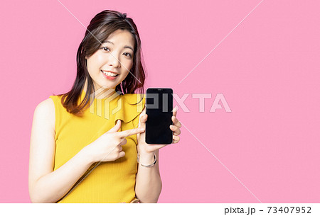 スマホを見せる女性　おすすめ　告知　アプリ 73407952