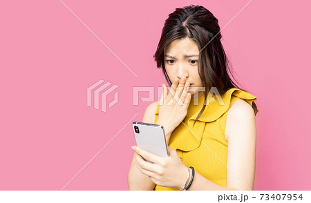 スマホを見てショックを受ける女性　誹謗中傷　ネットの闇 73407954