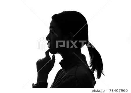 考える女性の横顔 シルエットの写真素材