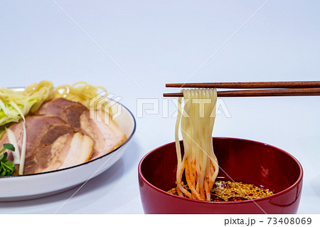 つけ麺を食べる 73408069