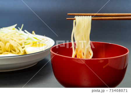 つけ麺を食べる 73408071