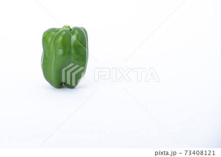 ピーマン　1つ　白バック 73408121