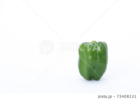 ピーマン　1つ　白バック 73408131